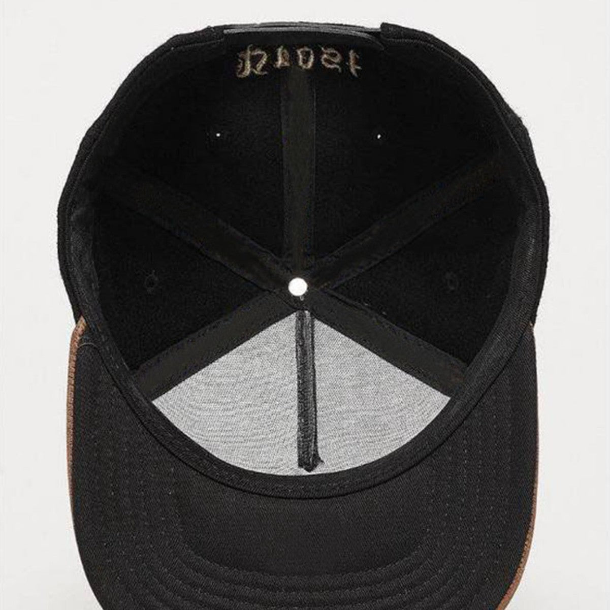 Trendy flat brimmed snapback hatswoolen woven label